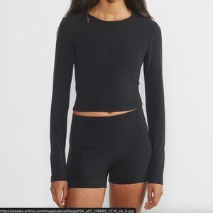 Aritzia TnAction TNABUTTER bound long sleeve